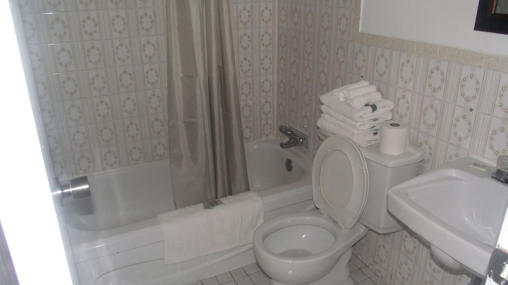 Empress Inn and Suites by The Falls Standard Double Room 5