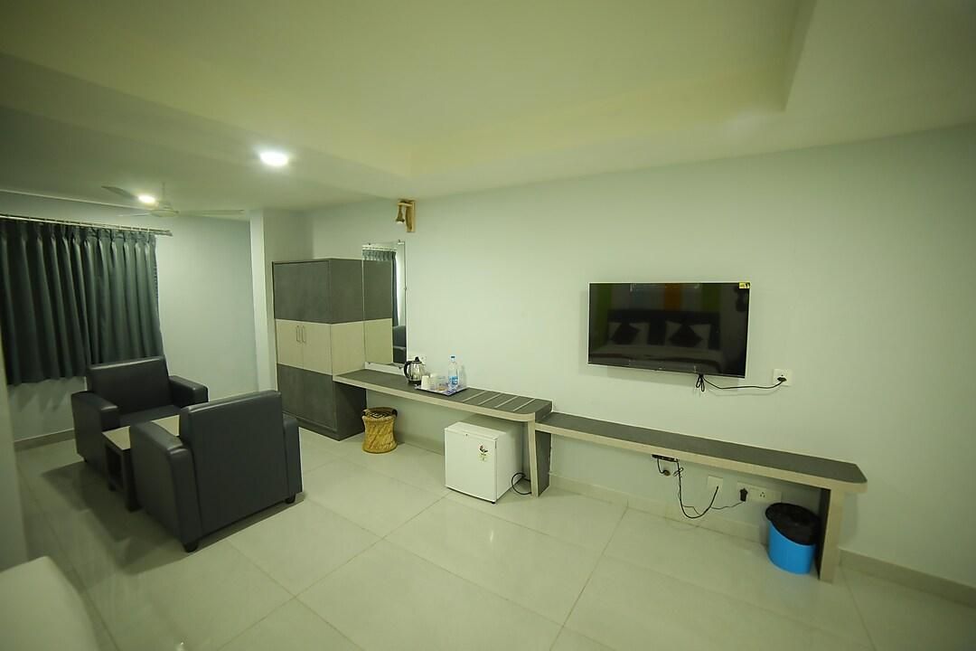 EXECUTIVE SUITE 04 PERSONS