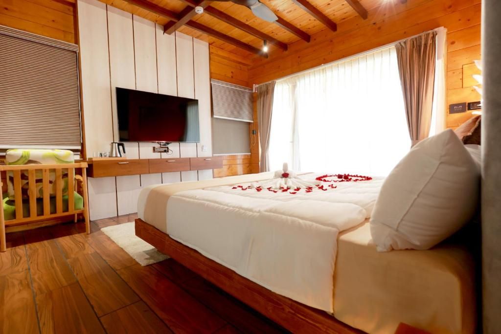Wooden ECR Sea Resort Deluxe Room 2