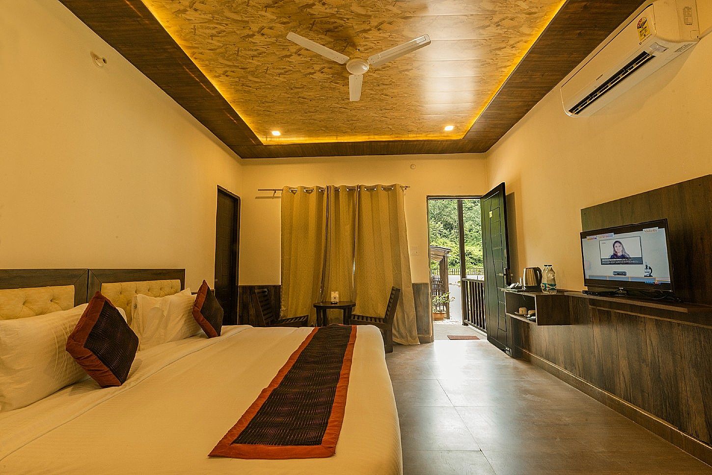 DLS MJ River Resort Luxury Cottage with Balcony