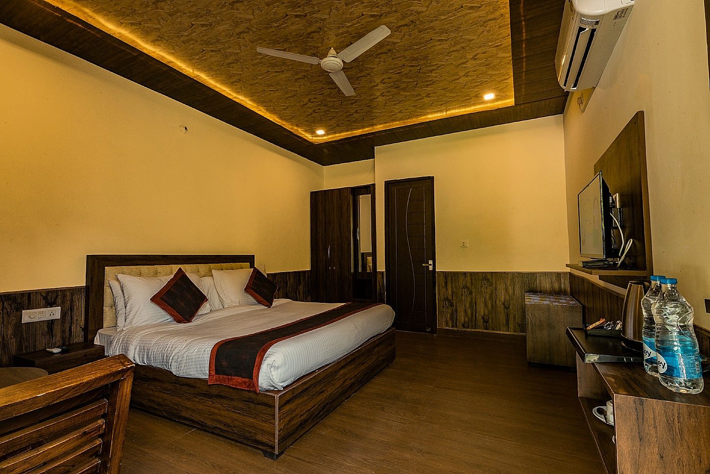 DLS MJ River Resort Luxury Cottage with Balcony 2