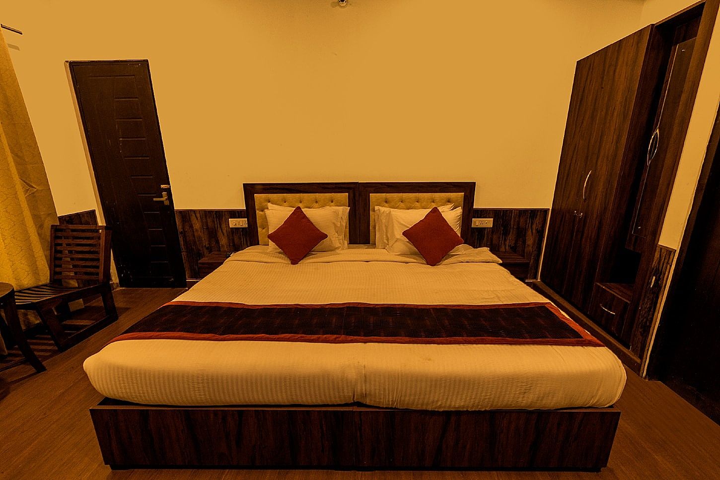 DLS MJ River Resort Luxury Cottage with Balcony 4