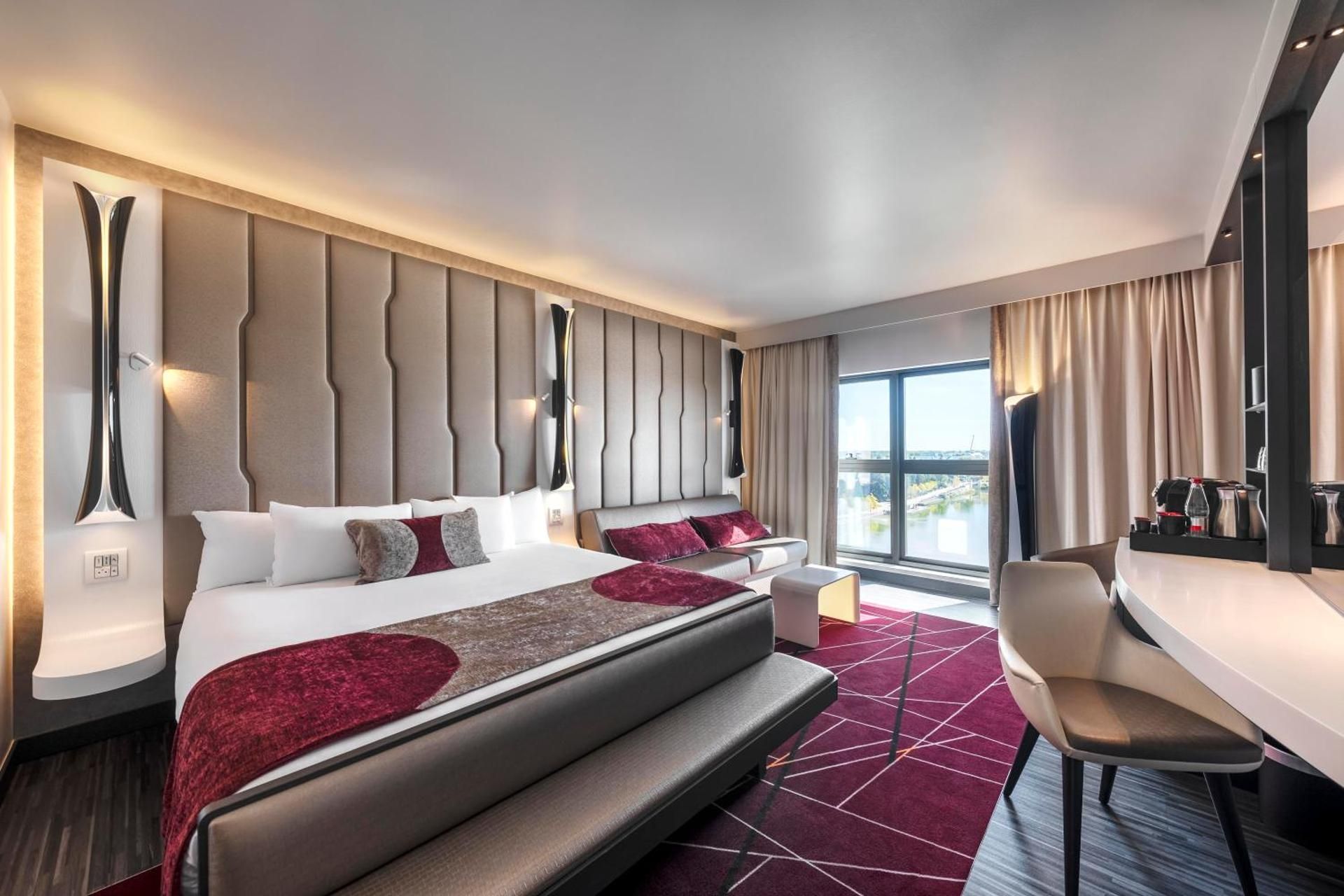 Empire State Club Room with Lake View