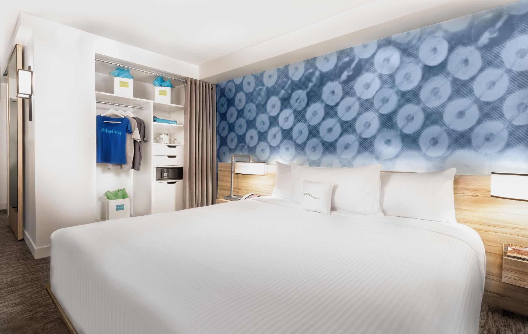 Classic Room with Queen Bed - Non-Smoking