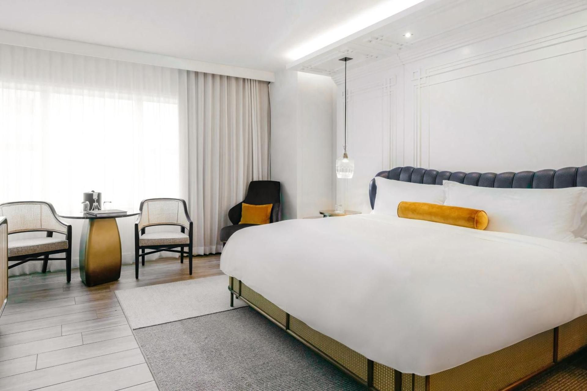Pool Room with 1 King Bed Balcony Roll-in Shower Mobility Accessible