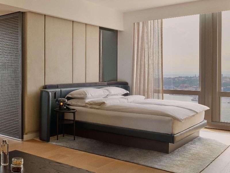 Deluxe River View One Bedroom Corner Suite, 1 King Bed Mobility Accessible