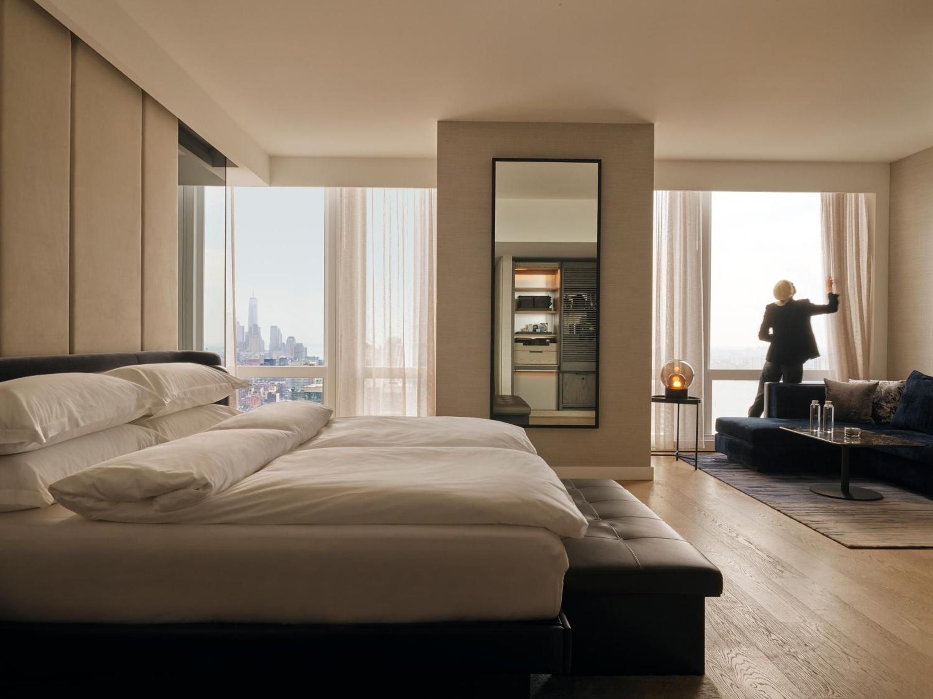 Premier Skyline View Guestroom, 1 King Bed Mobility Accessible