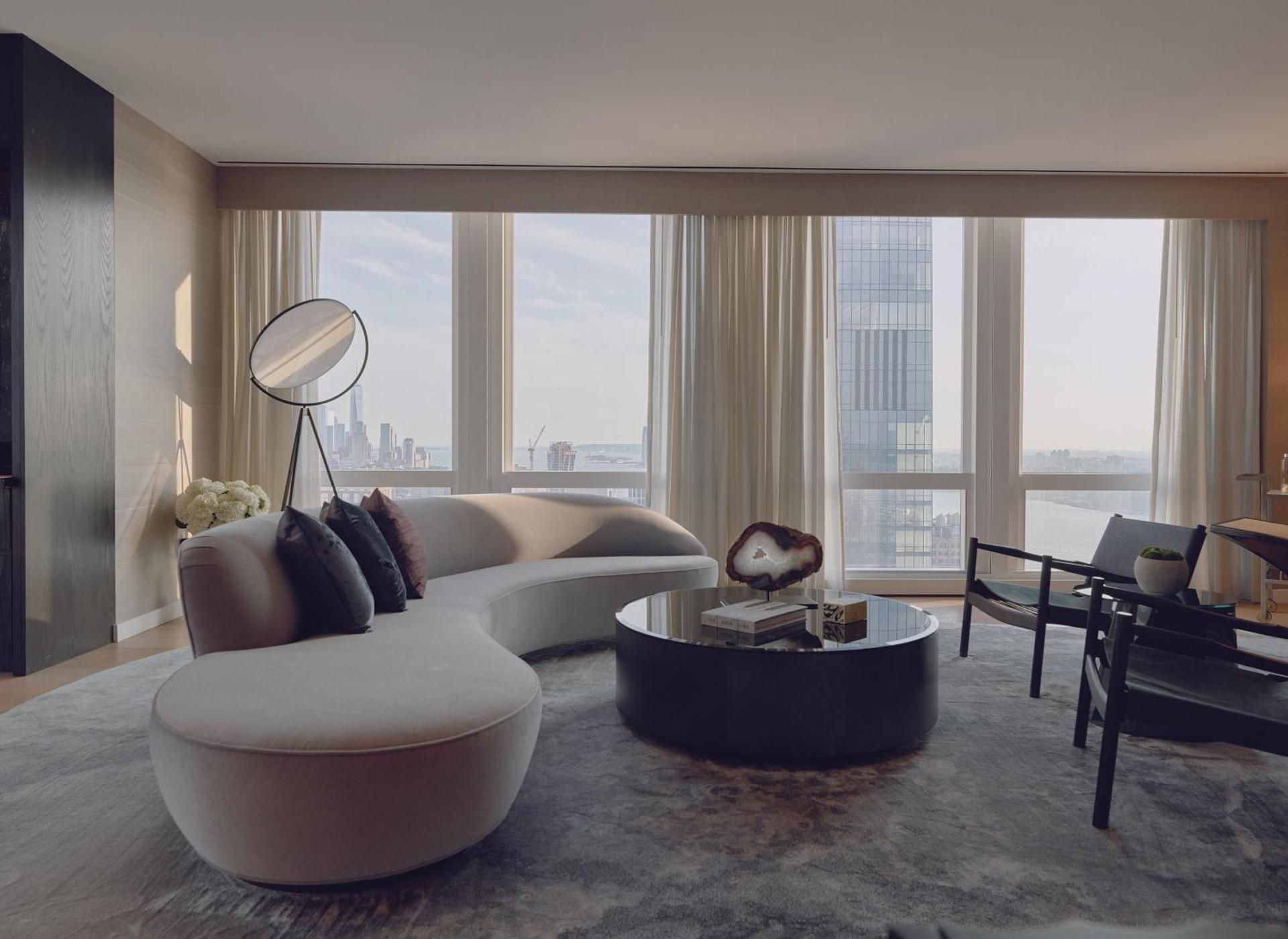 EQX Skyline View One Bedroom Corner Suite, 1 King Bed 