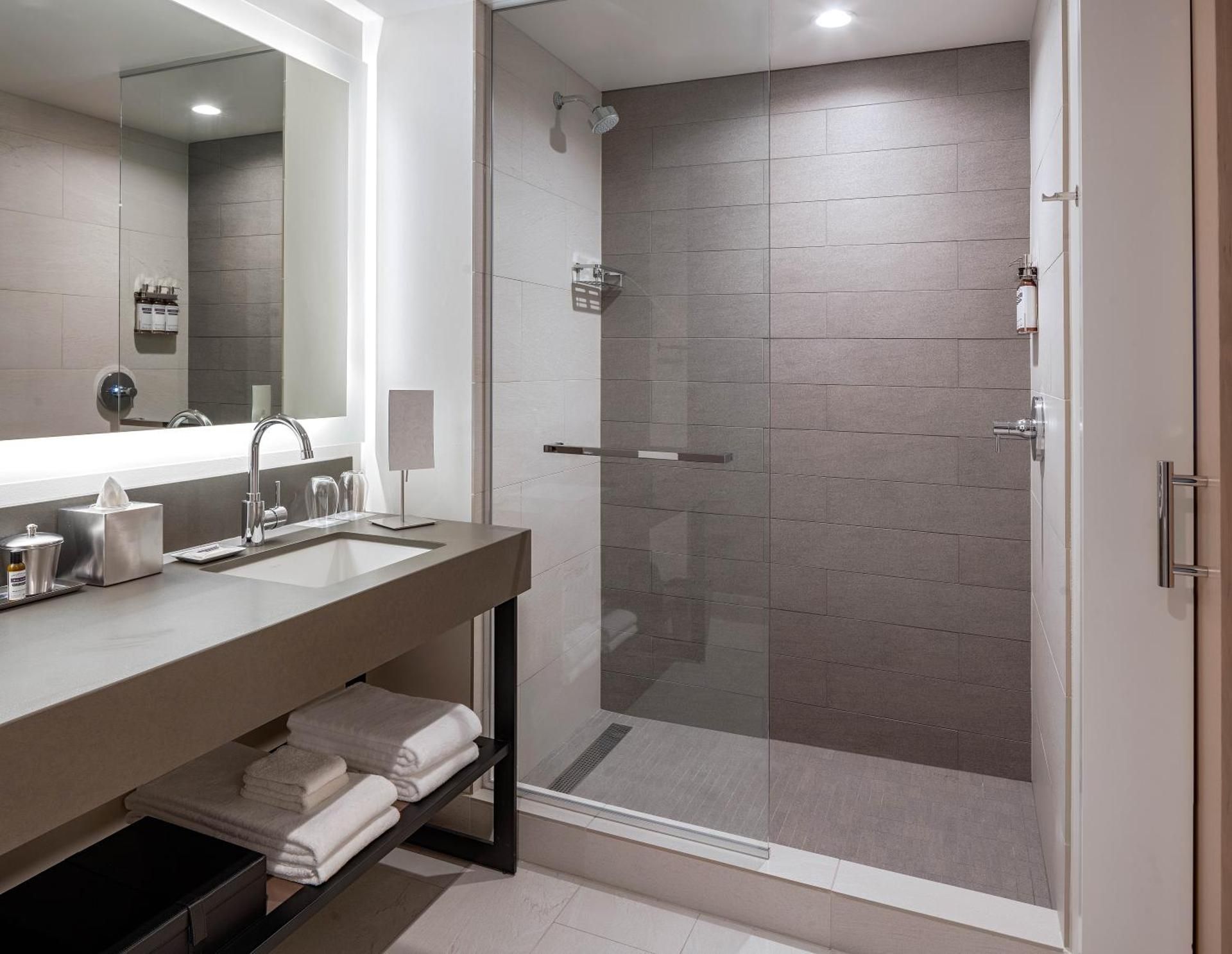 2 Queen Beds ADA Shower