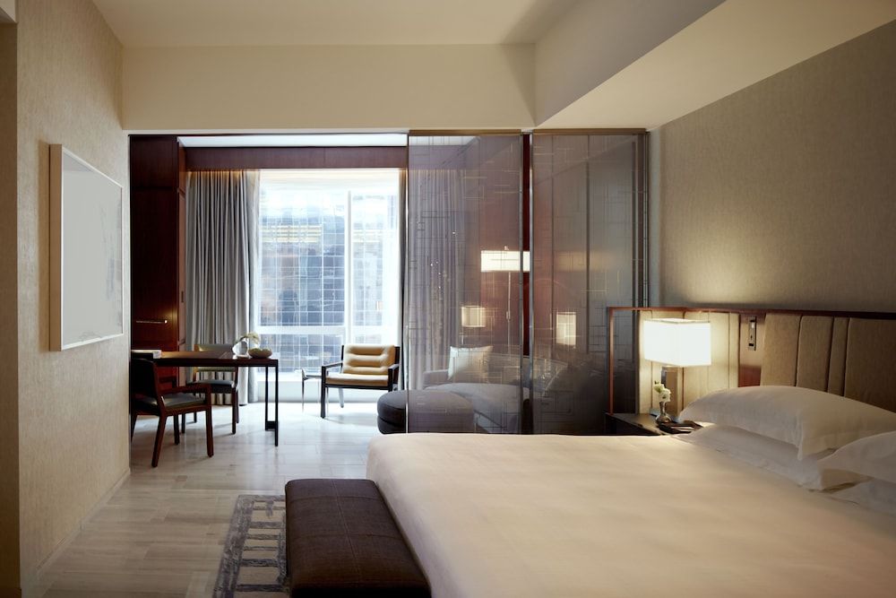 Standard Room, 1 King Bed, Accessible (with Shower)