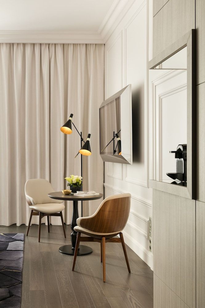 La Clef Champs-Élysées Paris by The Crest Collection Superior Room 6