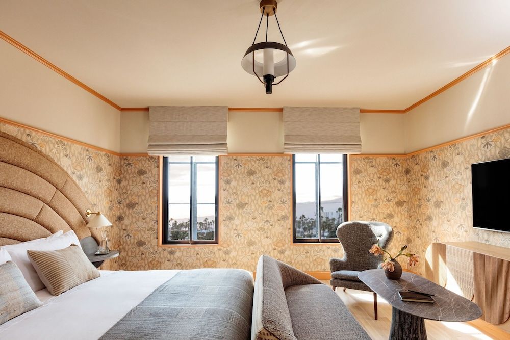 Deluxe Room, 1 Queen Bed (Landmark)