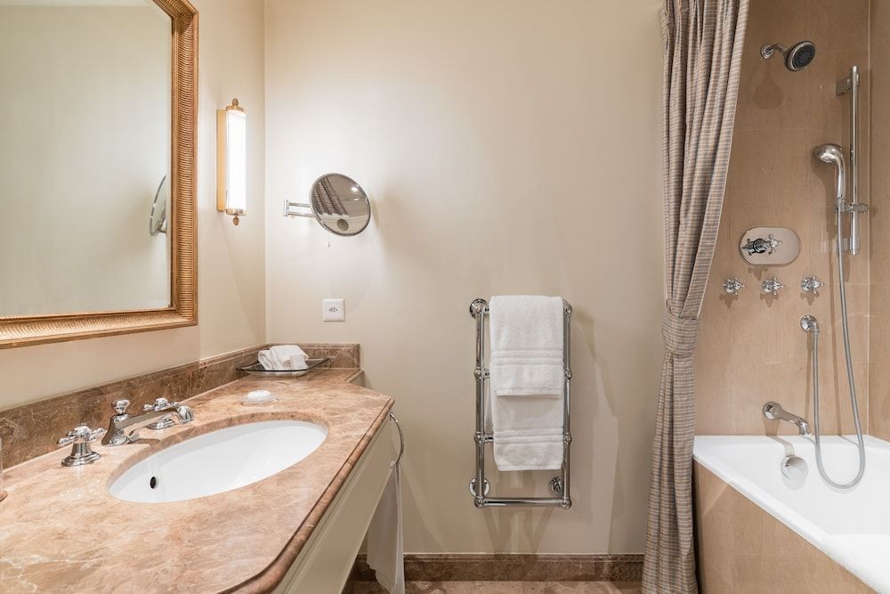 Four Seasons Hotel des Bergues Geneva Standard Room, 1 King Bed 5