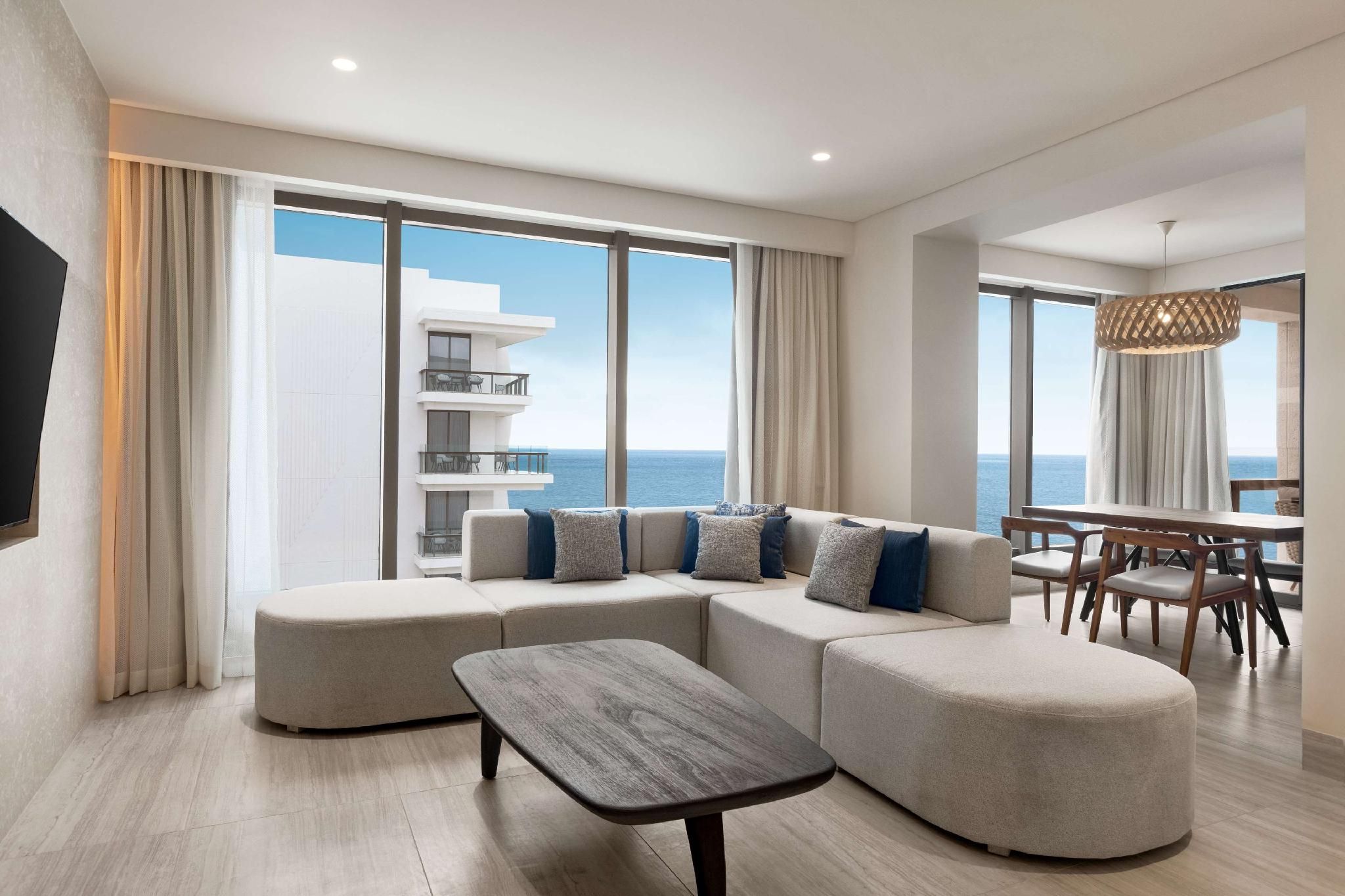 DELUXE OCEAN FRONT 1 BEDROOM SUITE - KING BED