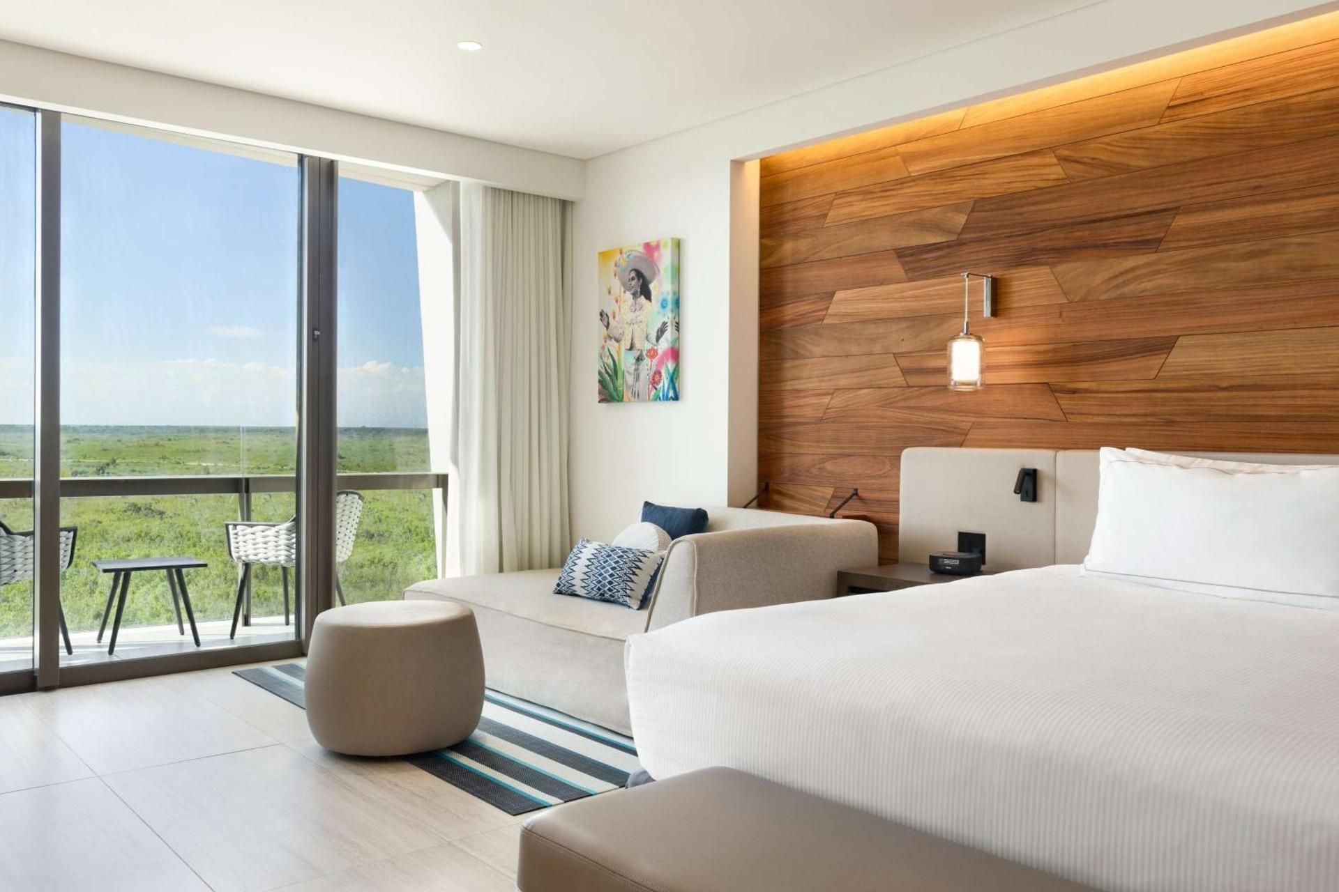SUNSET VIEW ONE KING BED GUESTROOM
