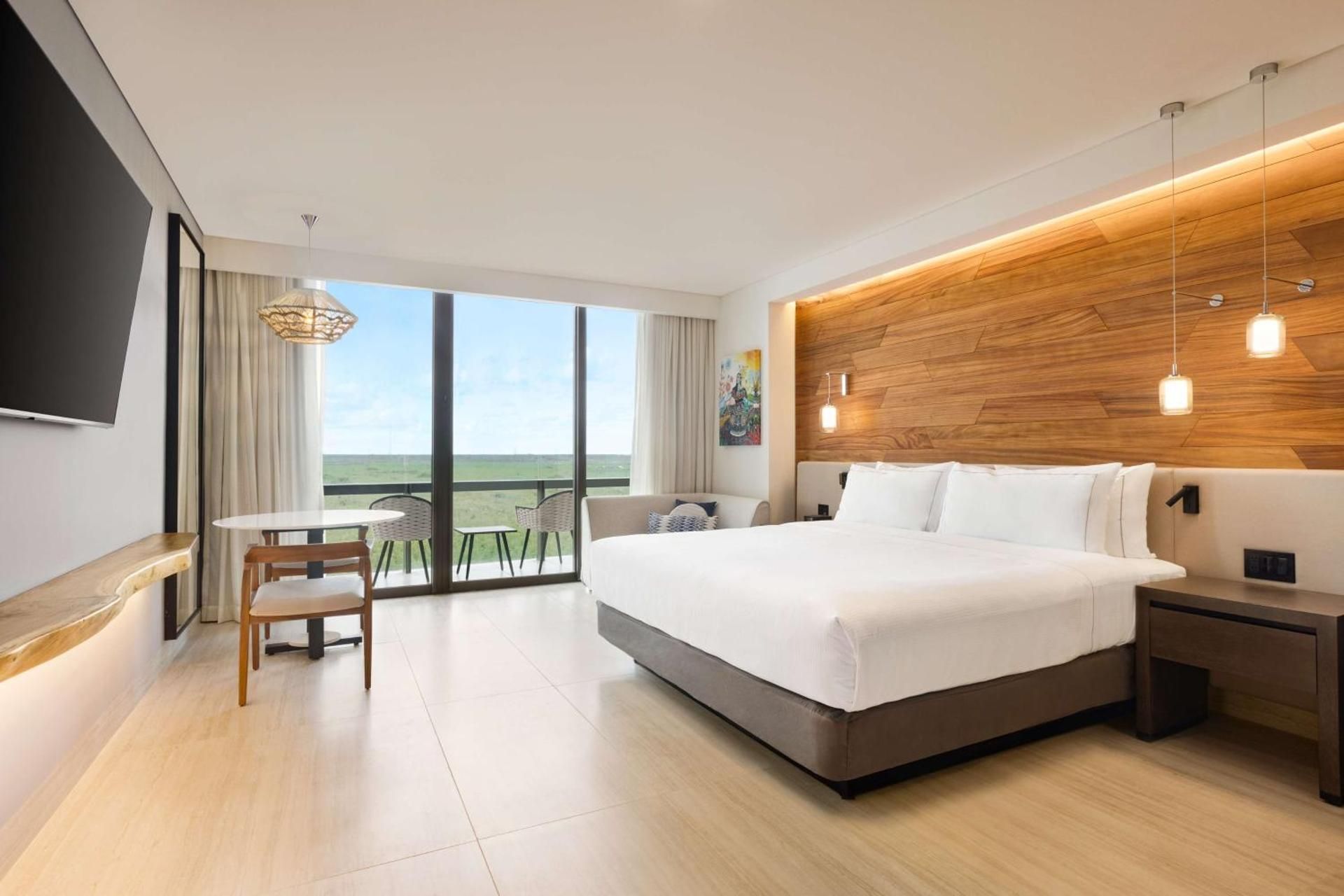 Hilton Cancun, an All-Inclusive Resort 1 KING MOBILITY ACCESSIBLE W/ ROLL IN SHOWER 2
