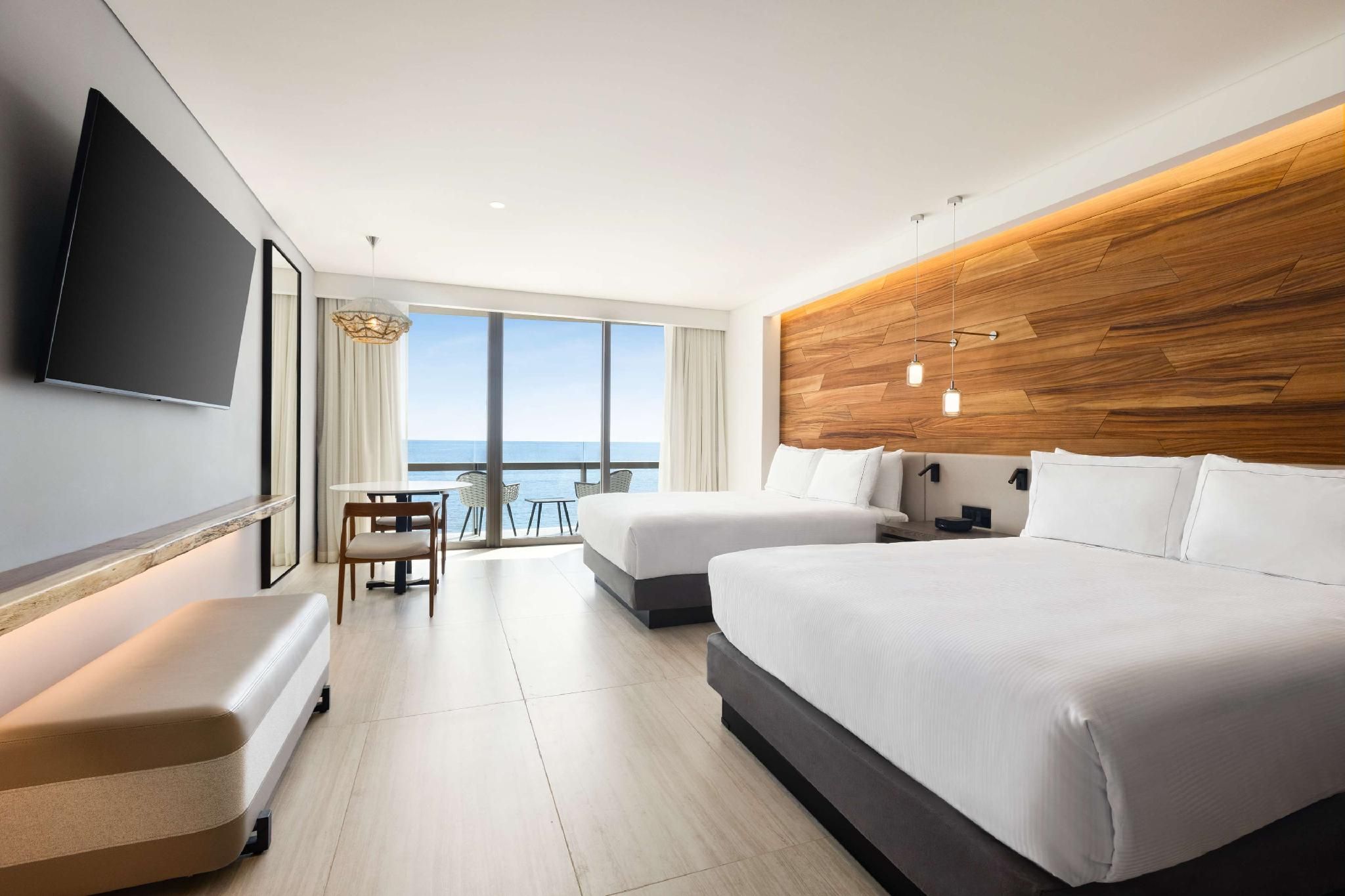 Connecting Ocean View Rm W/1 King Or 2 Queens