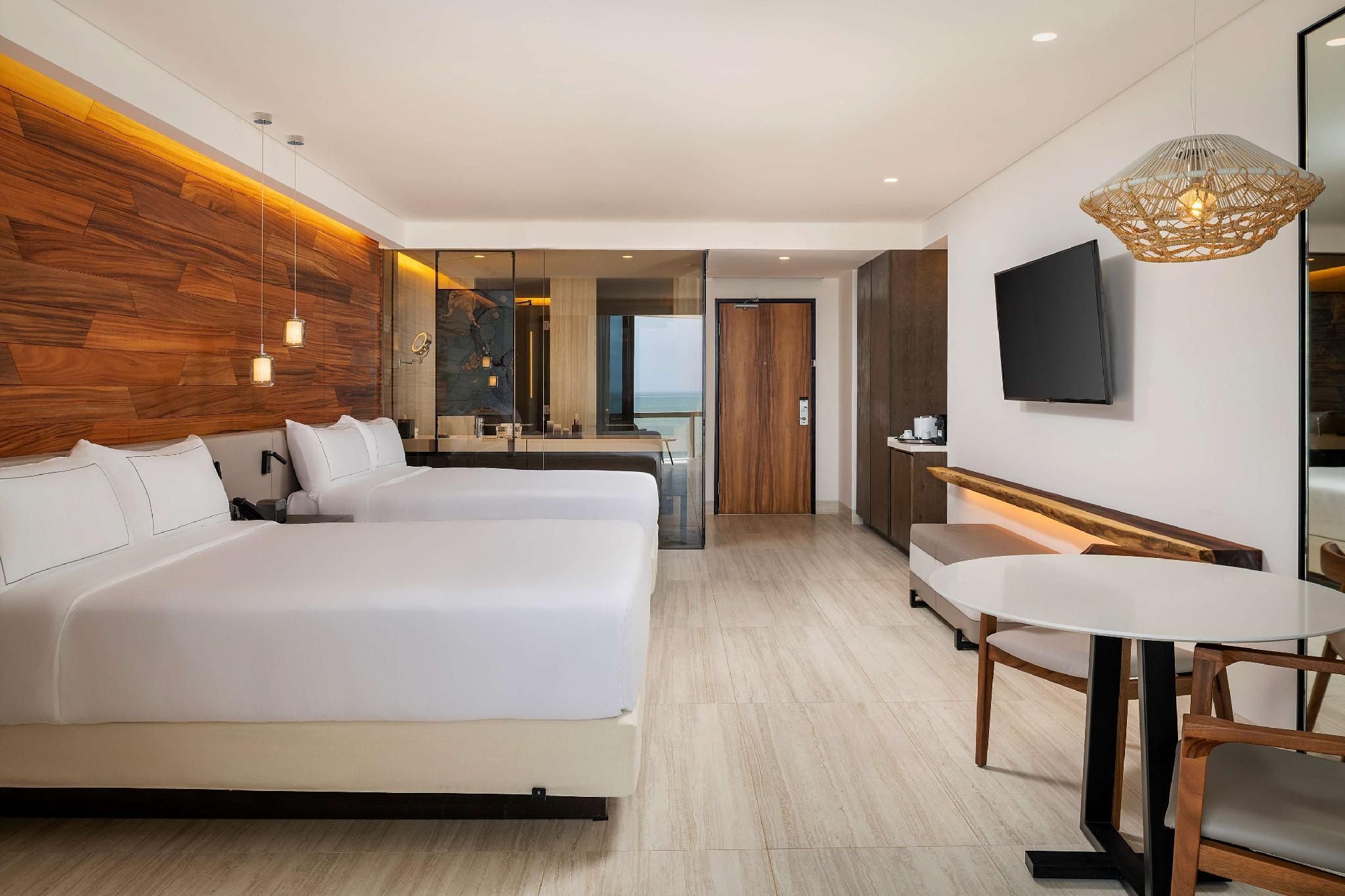 family 2 bedroom suite - king bd - 2 queen bd