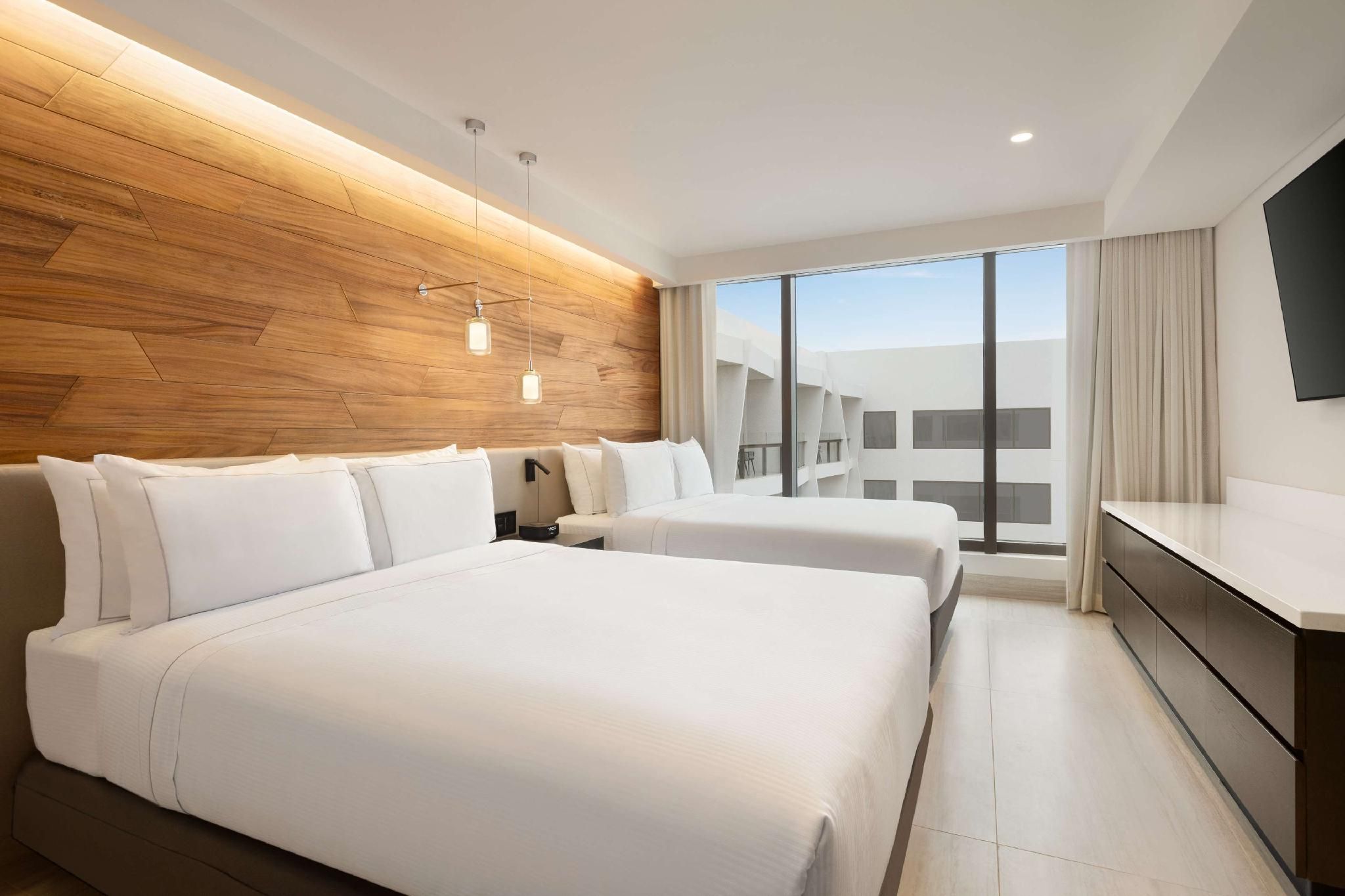 family 2 bedroom suite - king bd - 2 queen bd