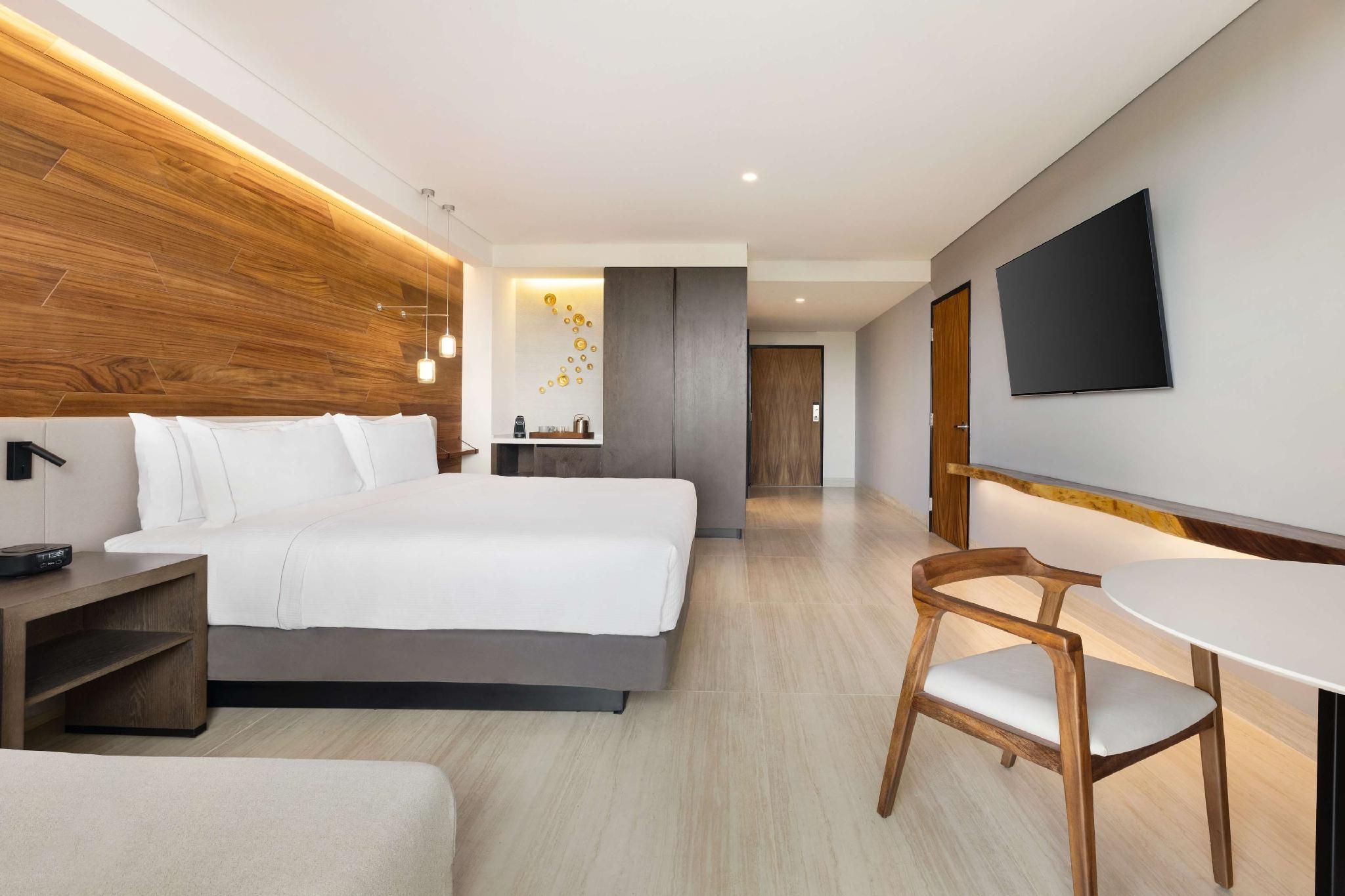 Hilton Cancun, an All-Inclusive Resort 1 KING MOBILITY ACCESSIBLE W/ ROLL IN SHOWER