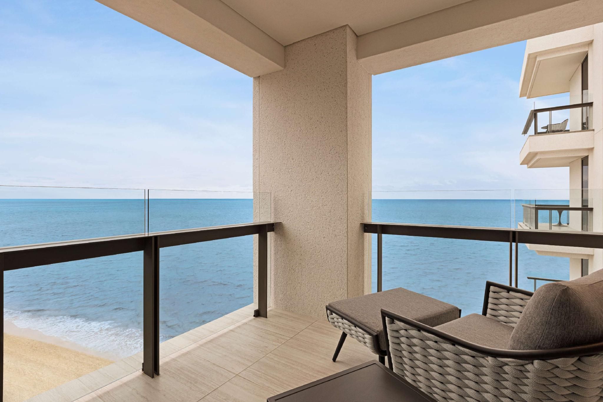 DELUXE OCEAN FRONT 1 BEDROOM SUITE - KING BED