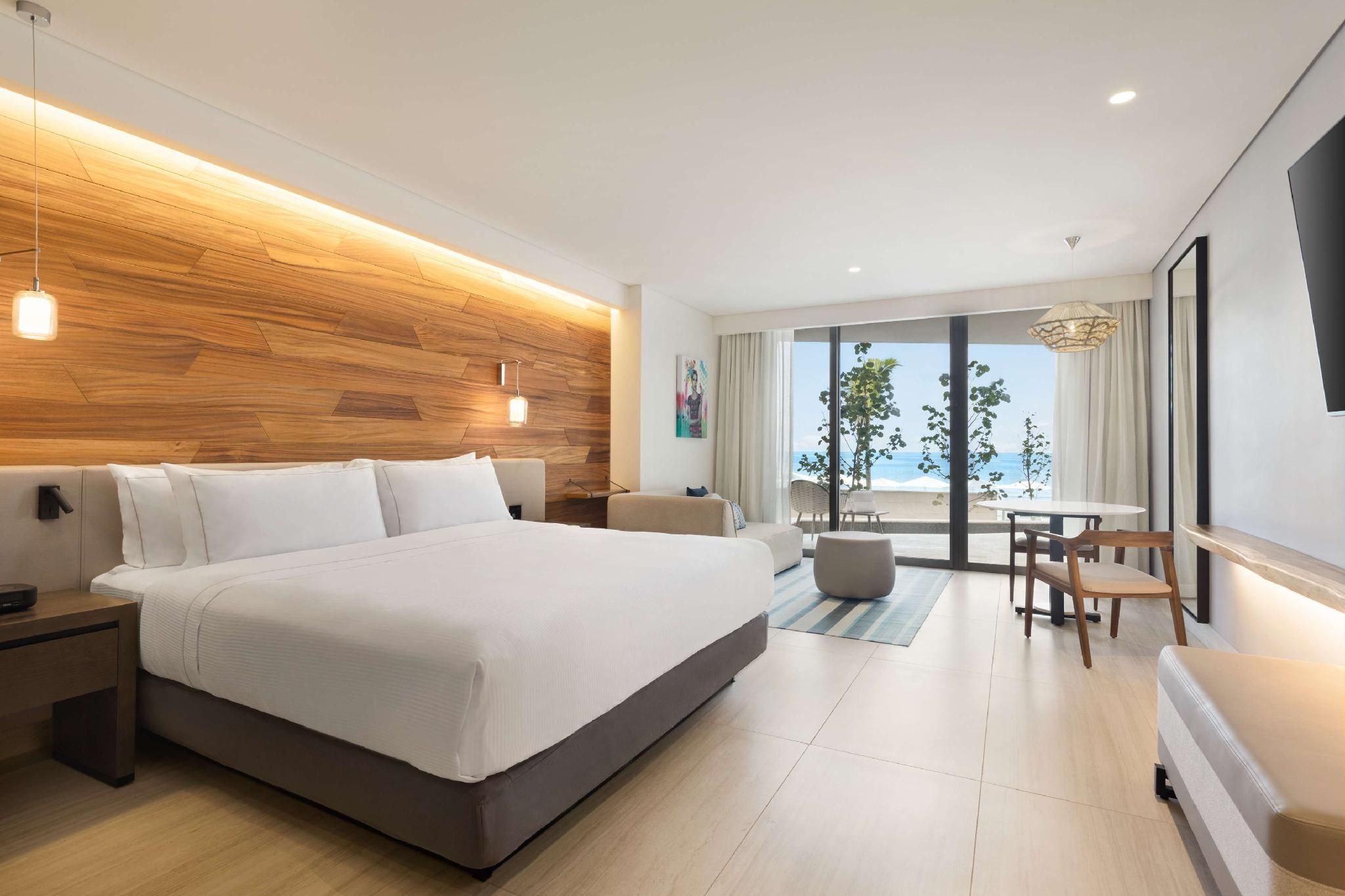 Swim Up One King Bed Guestroom