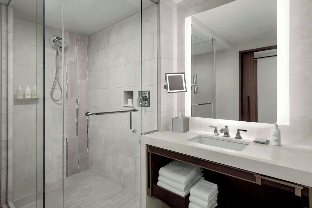 JW Marriott Anaheim Resort Deluxe Room, 2 Queen Beds 7