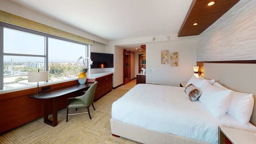 Deluxe Room, 1 King Bed, Park View (Mobility Accessible, Roll-In Shower)