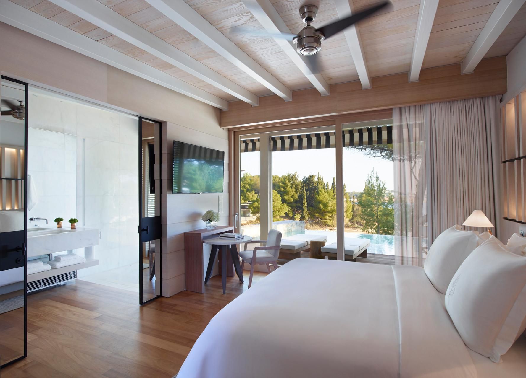Sea View Bungalow with Pool king bed