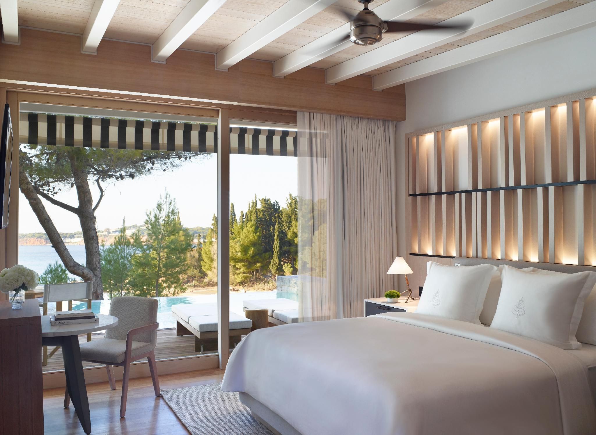 Sea View Bungalow with Pool king bed