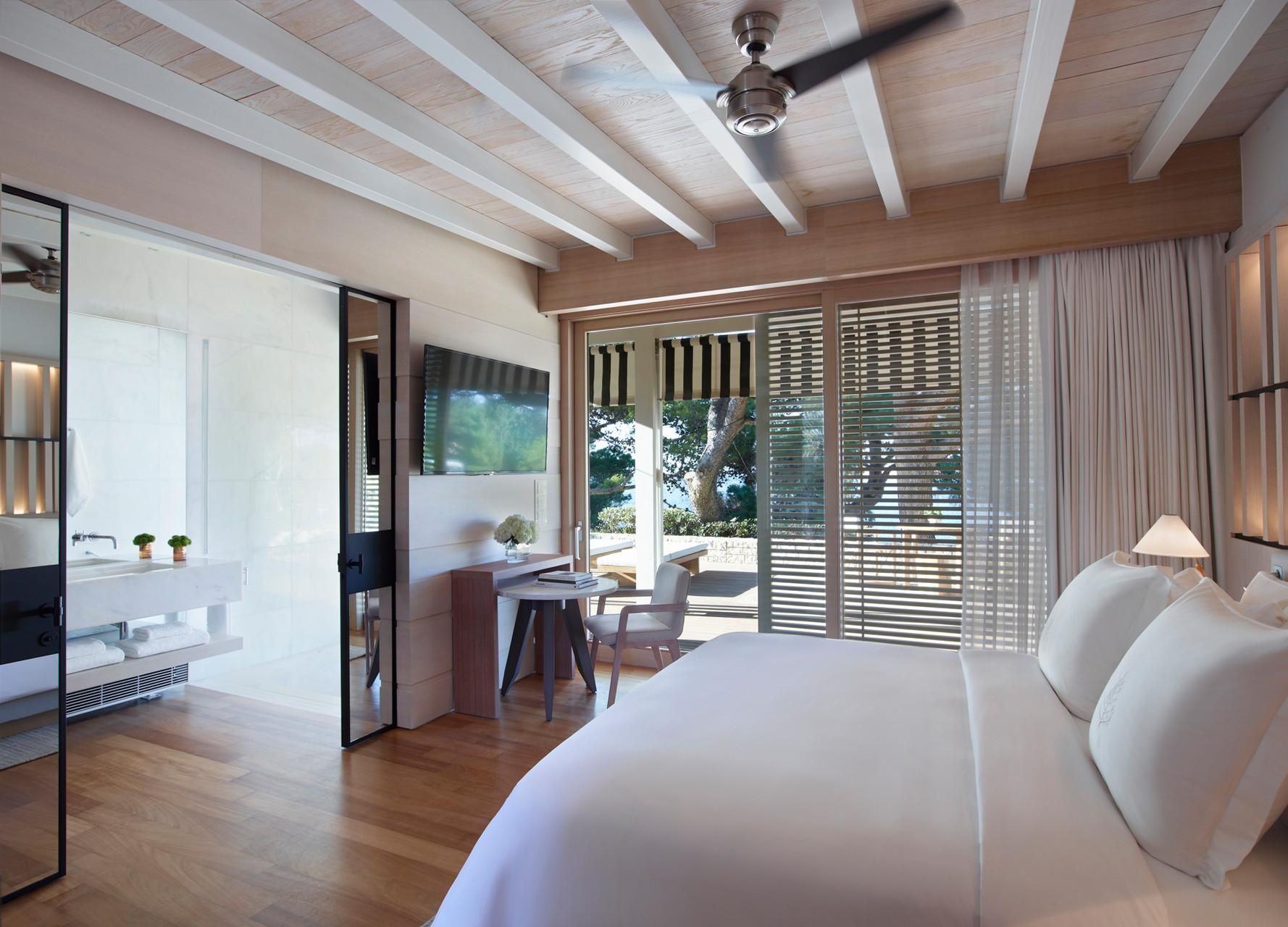 Sea View Bungalow king bed