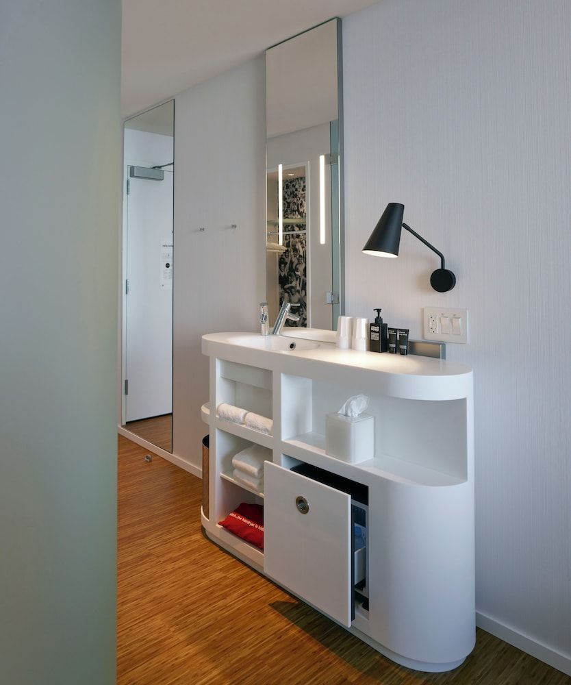 citizenM Boston North Station Room, 1 King Bed (High Floor) 3