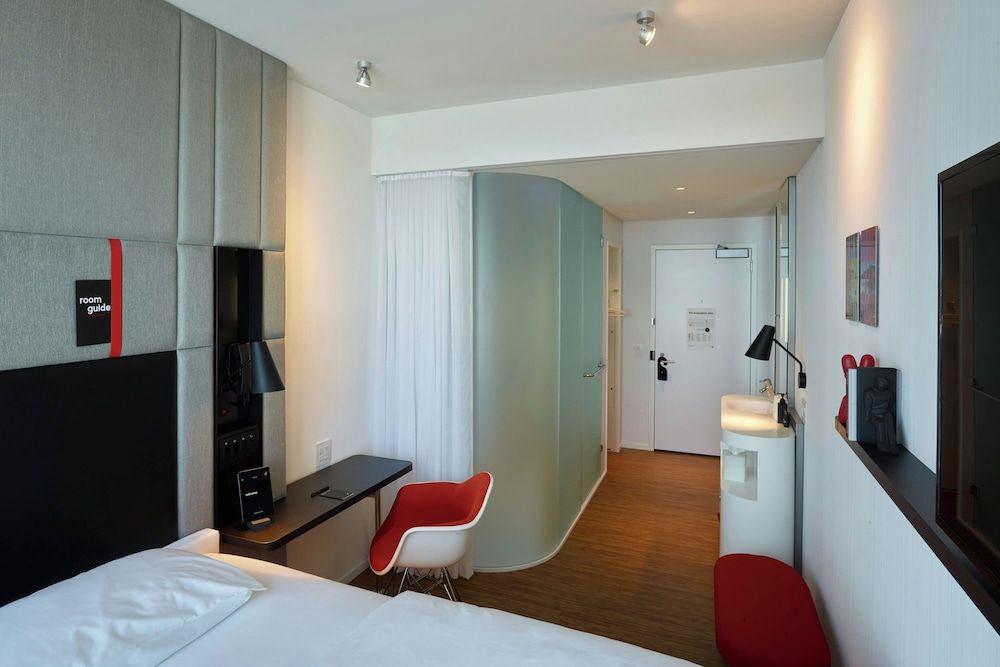 citizenM Boston North Station Room, 1 King Bed (High Floor) 5