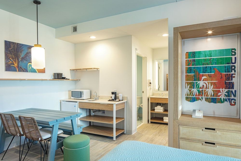 undefined Universal's Endless Summer Resort - Dockside Inn and Suites 2