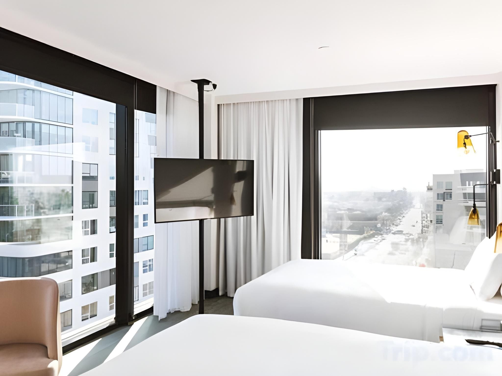 City Queen Room