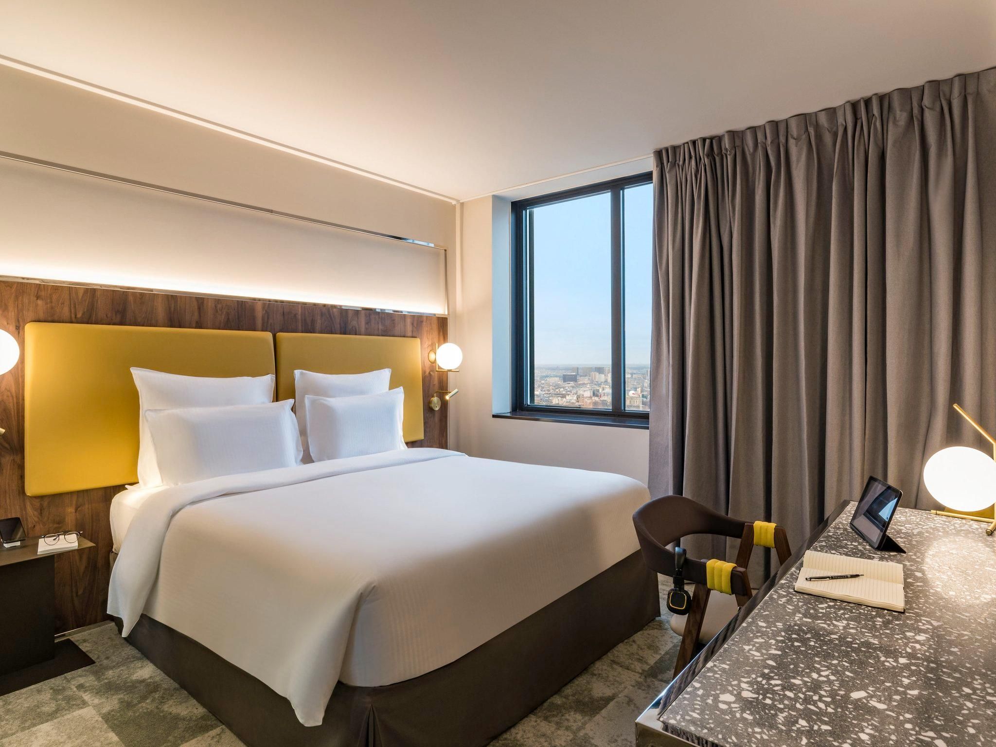 Deluxe Room 1 Queen Bed