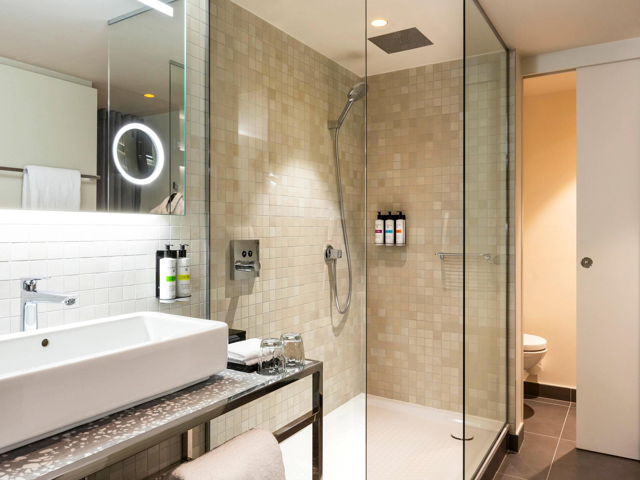 Deluxe Room 1 Queen Bed