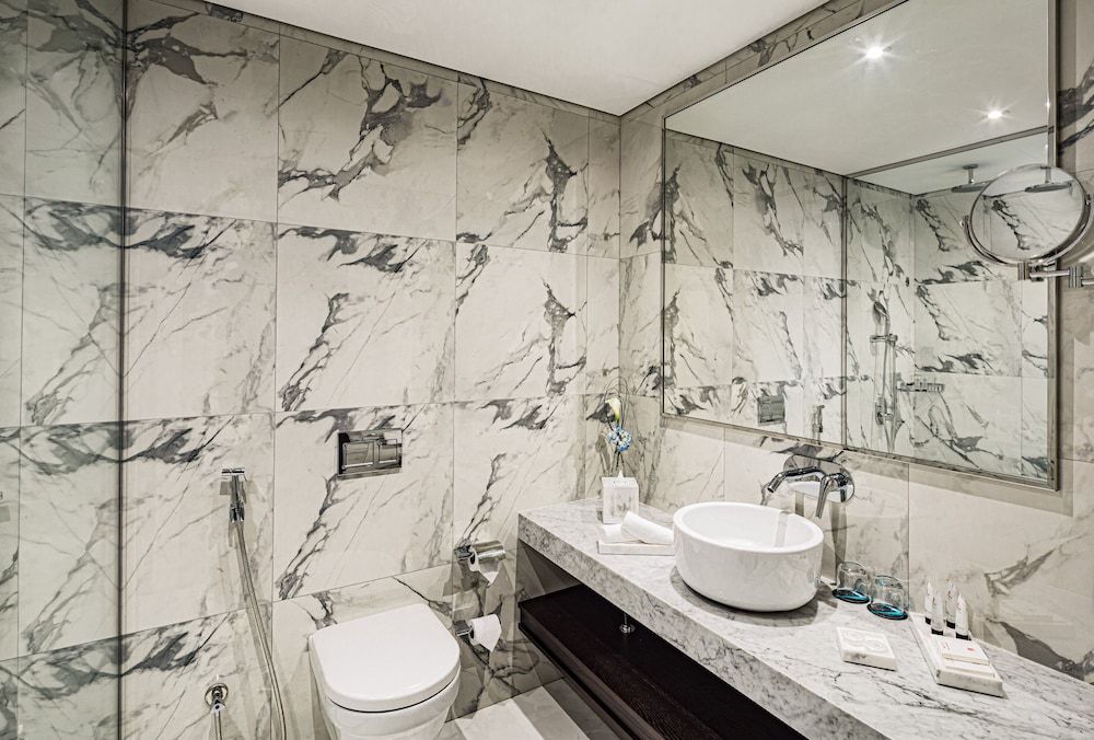 Millennium Place Marina Superior Twin Room, 2 Twin Beds 6