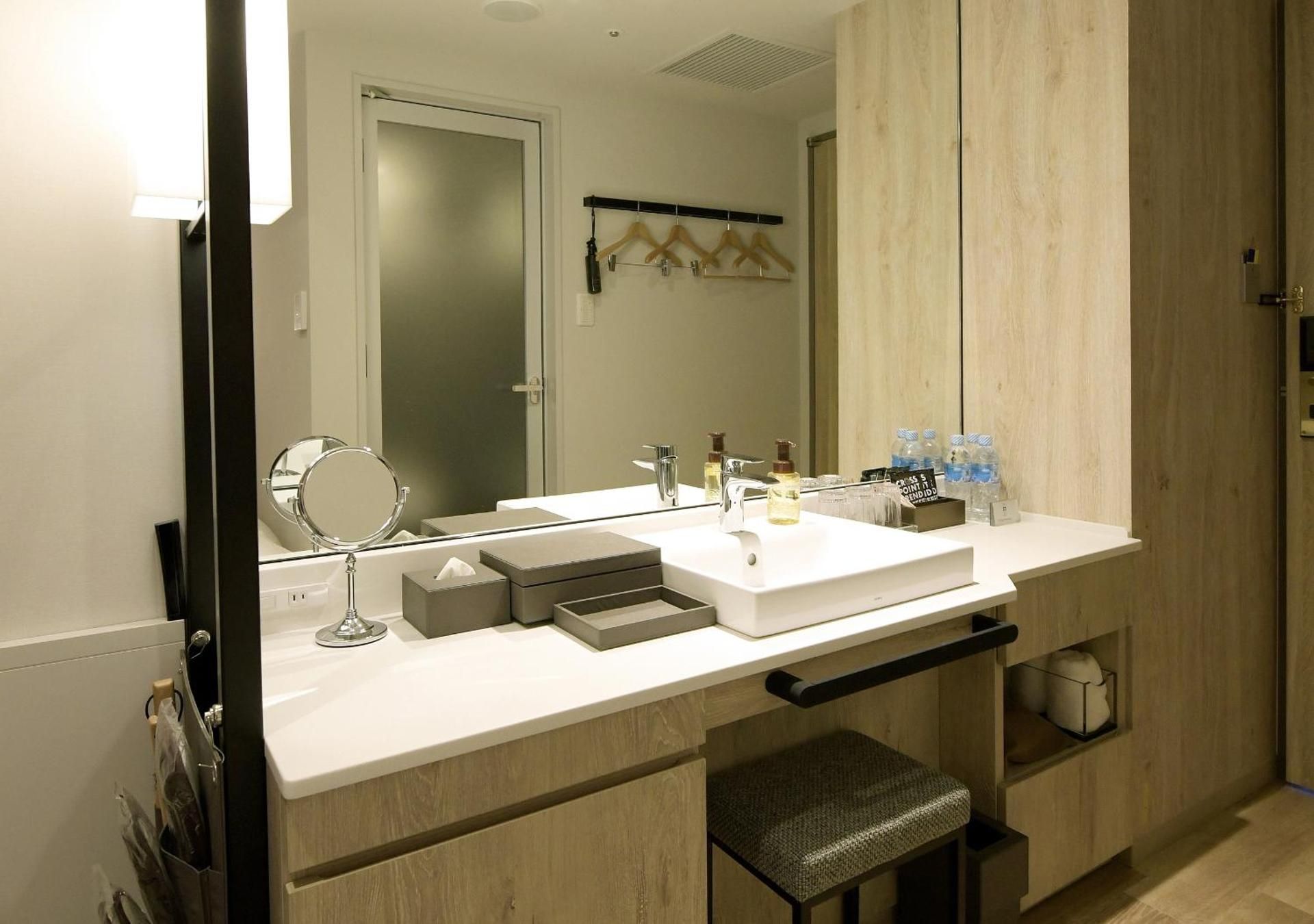 Deluxe Twin Room with Sofa - 34.9 sqm, Non-Smoking