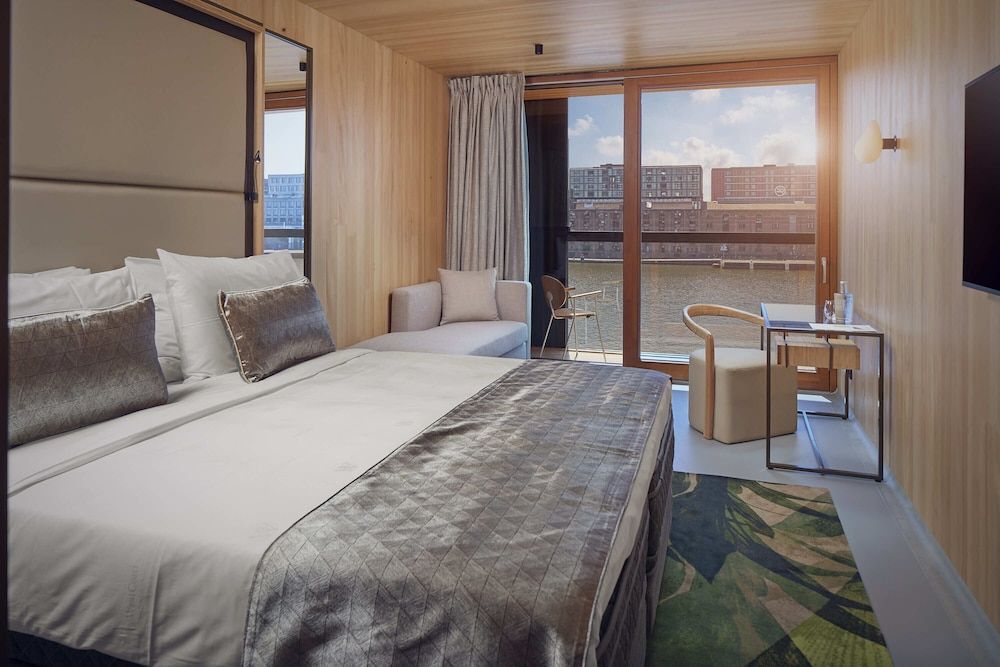 Superior Room, Bathtub (Waterfront)