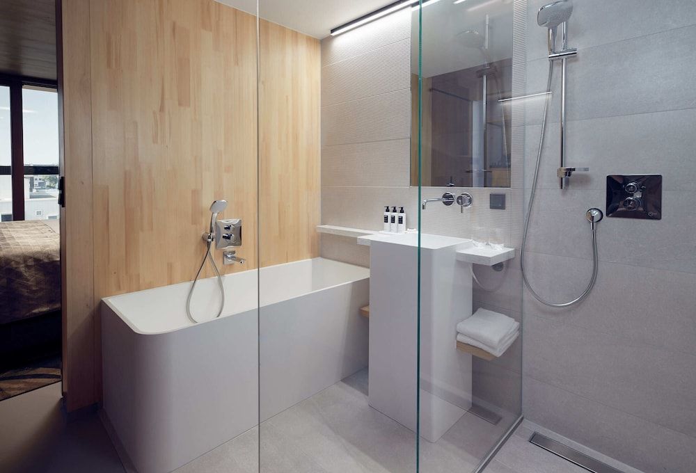 Superior Room, Bathtub