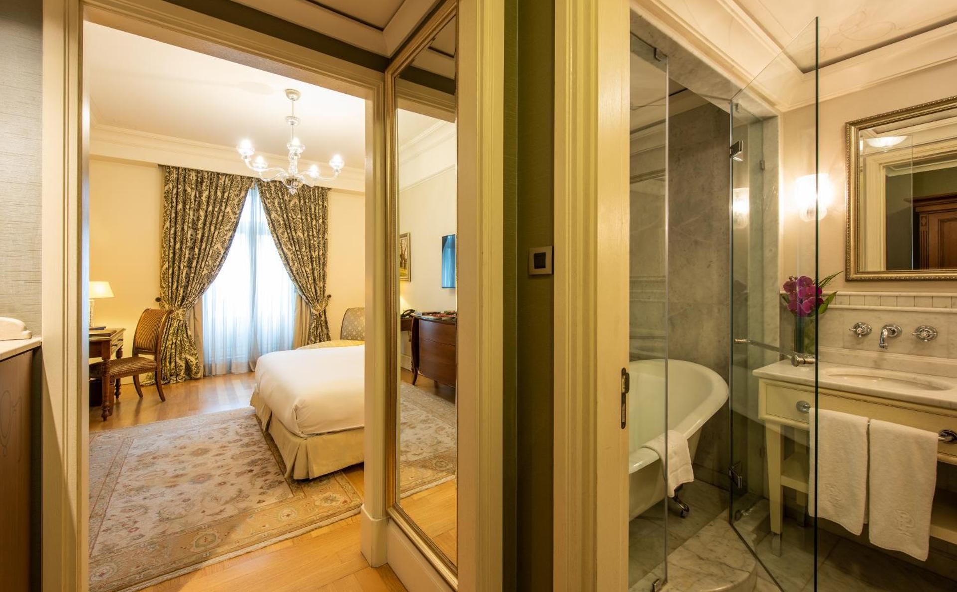 Deluxe Golden Horn Side Room King