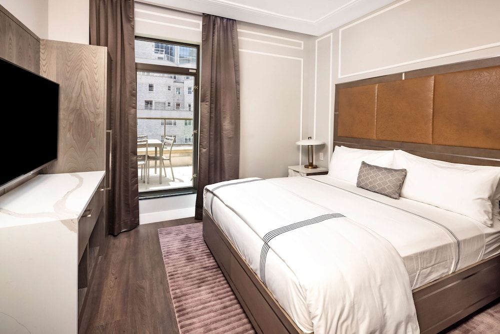 Suite, 1 Bedroom (Plus)