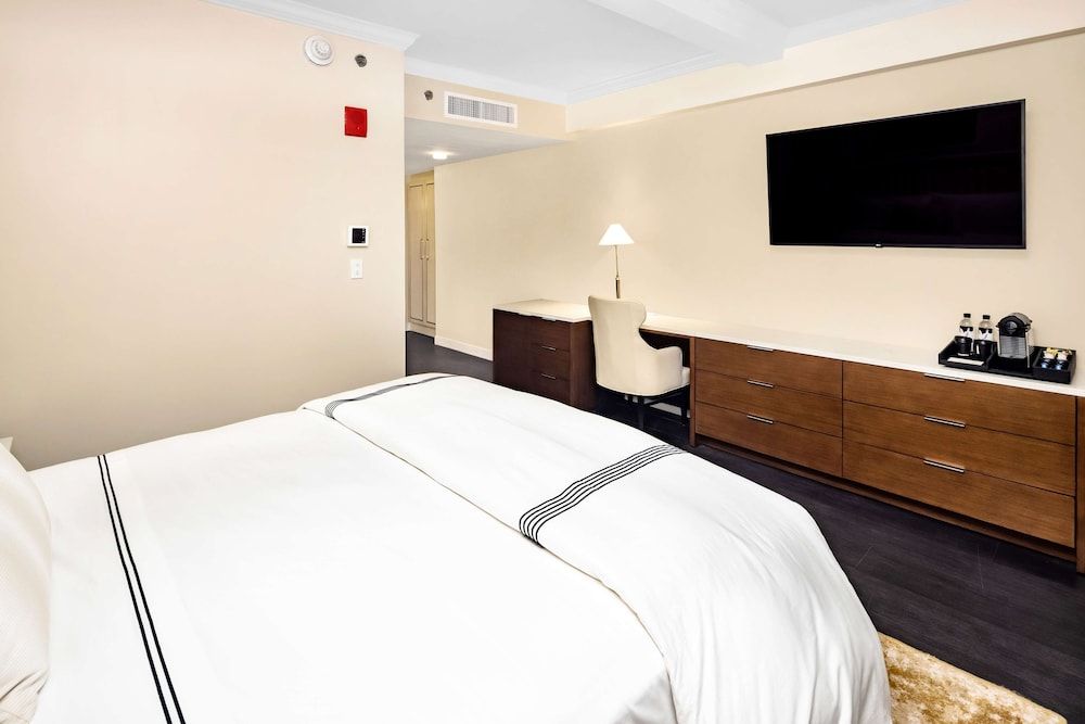 Deluxe Studio, 1 King Bed, Accessible, Bathtub (Hearing)