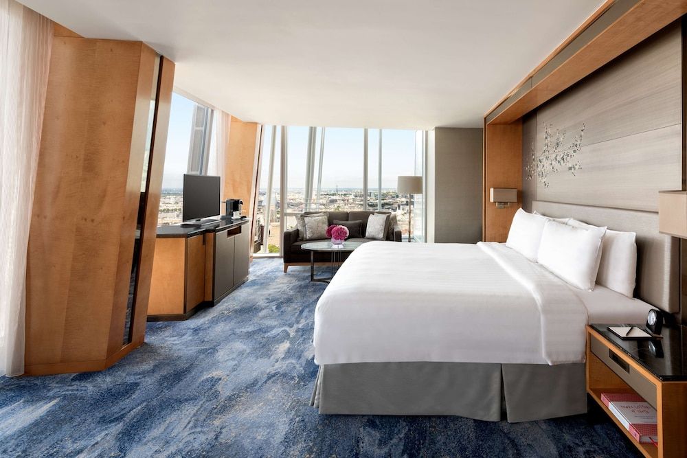 Deluxe Room, 1 King Bed, City View