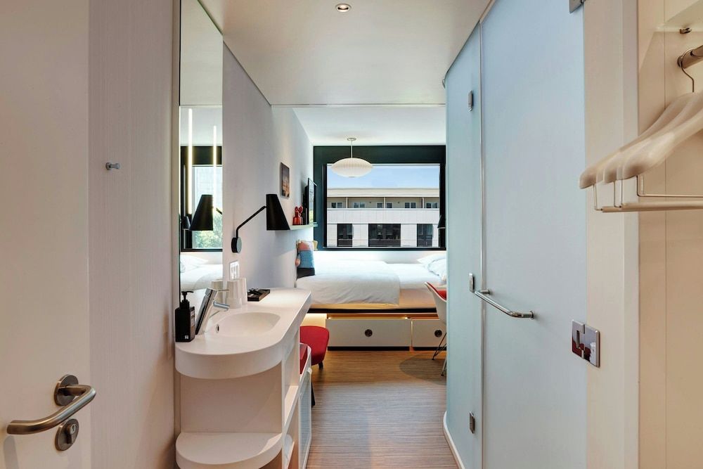 citizenM Seattle South Lake Union Room, 1 King Bed 3