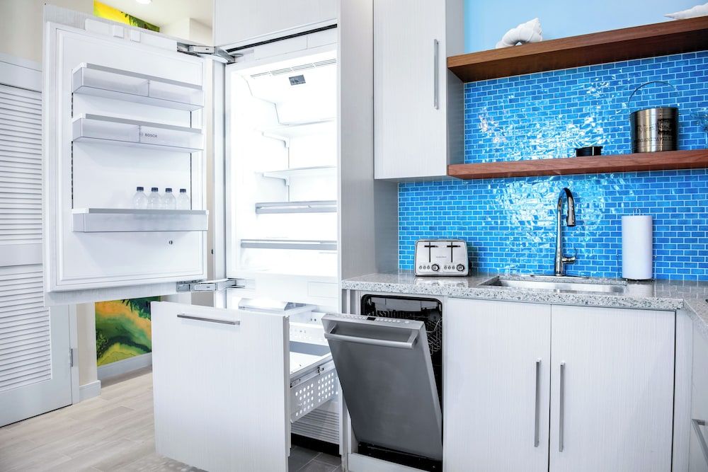 Margaritaville Beach Resort - Nassau One Bedroom Suite, 1 King Bed with Sofa bed, Kitchen, Oceanfront (Residence) 4