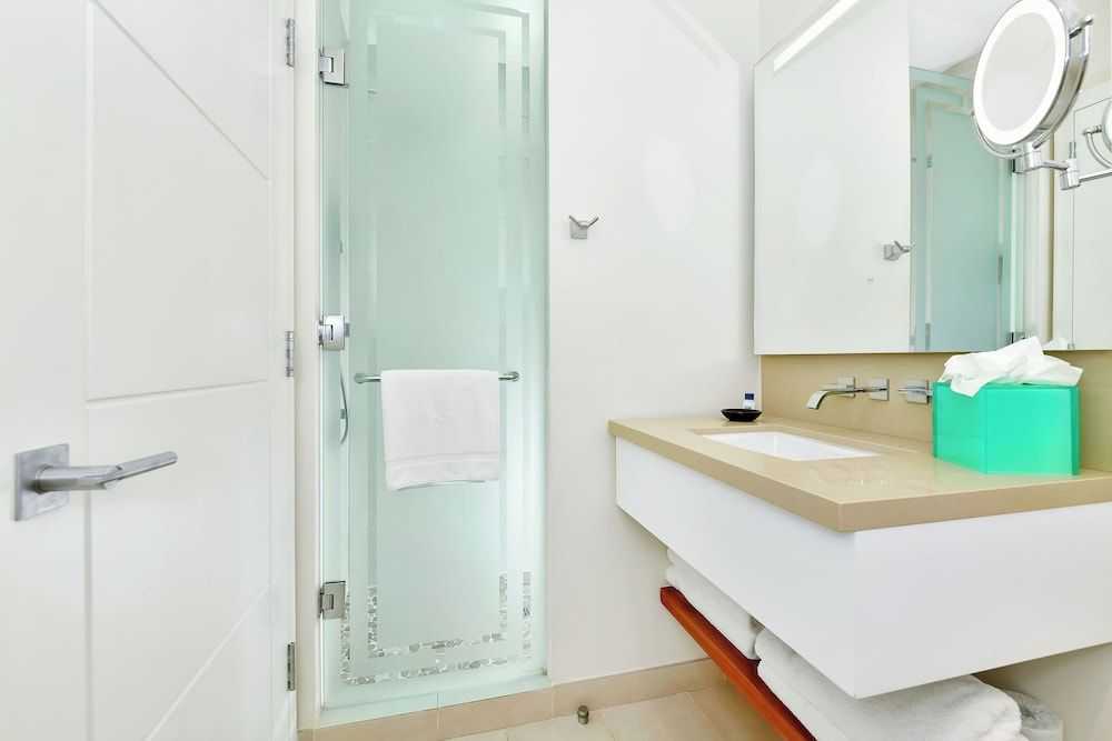 Margaritaville Beach Resort - Nassau One Bedroom Suite, 1 King Bed with Sofa bed, Kitchen, Oceanfront (Residence) 7