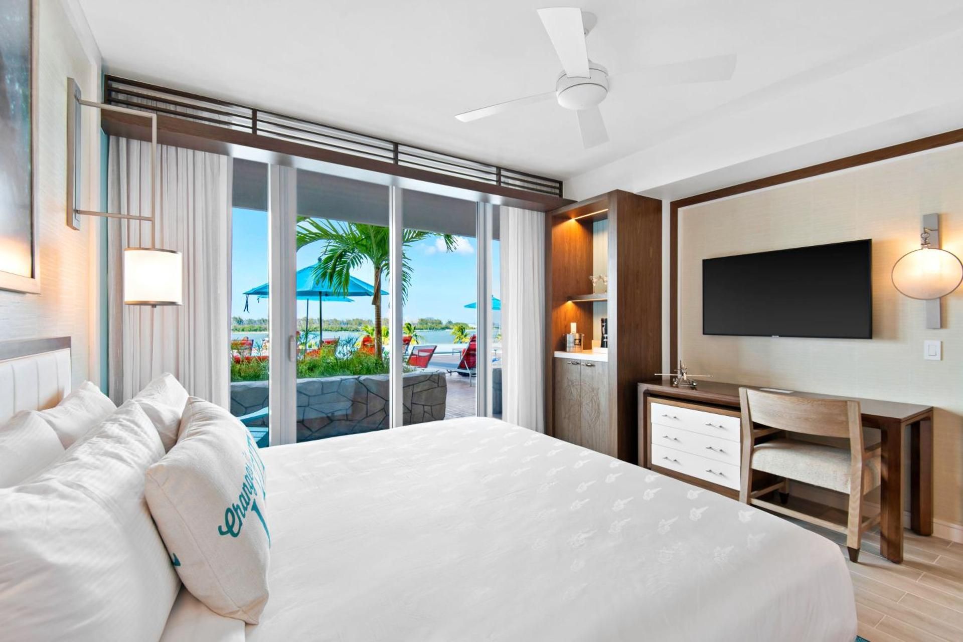 Deluxe Poolside King Room