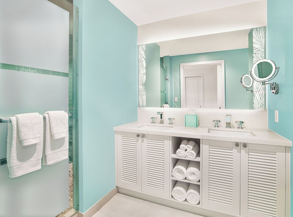 Margaritaville Beach Resort - Nassau Deluxe Room, 1 King Bed, Poolside 3